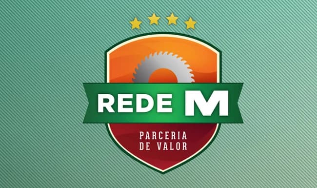 Selo do programa Rede M — Parceria de Valor, da Masisa, com serra circular ao centro do escudo
